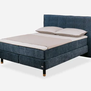 Boxspring krevet Atena s tapeciranim uzglavljem u boemskom stilu i vertikalnim linijama u modernoj spavaćoj sobi